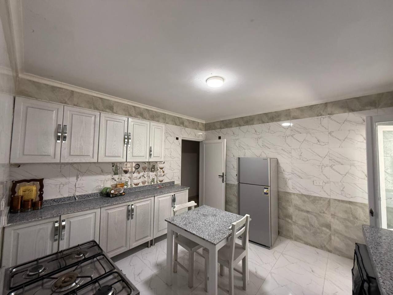 Skyview Oasis: Modern For Remote Work & Leisure