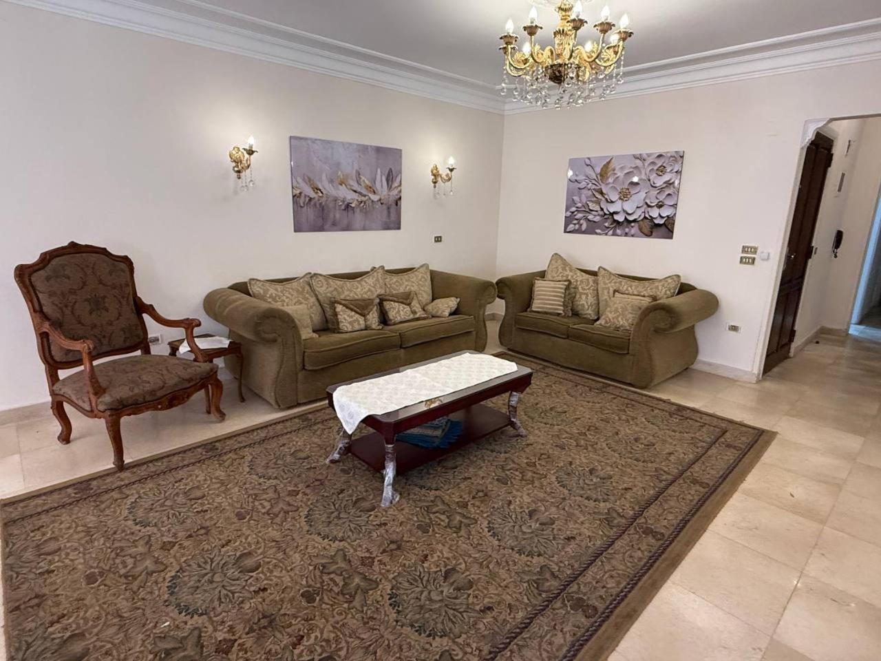 Appartement Luxurious, Fully Furnished And Well-equipped With Modern Amenities, Stunning Views, And Convenient Location For Remote Work Or Studying From Le Caire